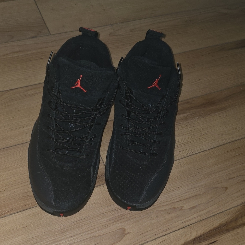 Jordan Men's Black and Red Sneakers